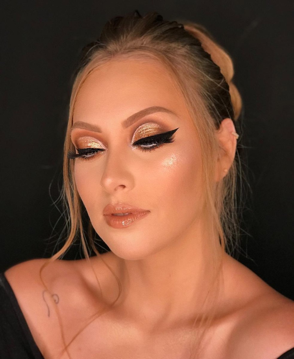 Black and gold glam makeup look