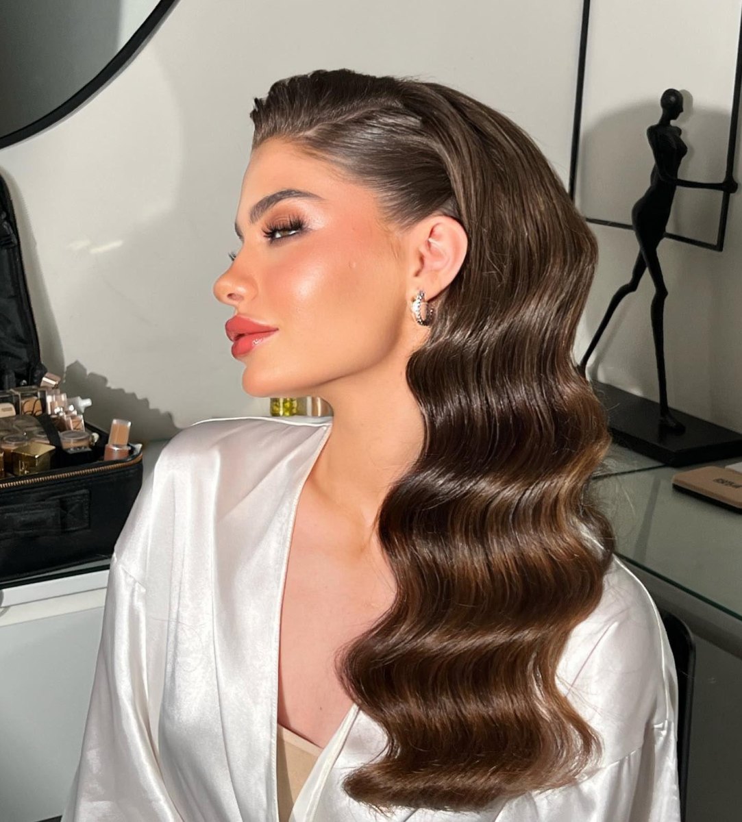 Modern Hollywood twist waves