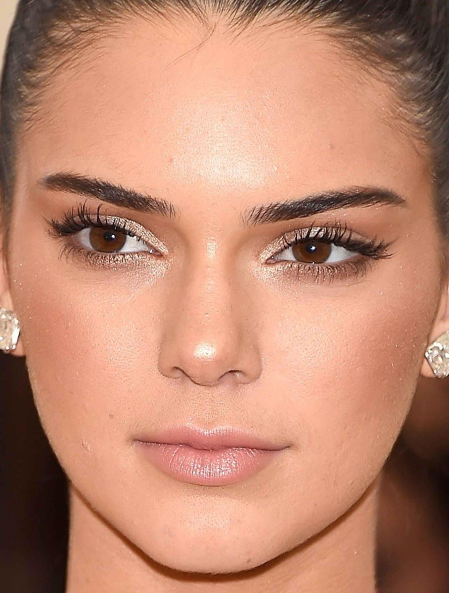 Kendall Jenner defined brows makeup