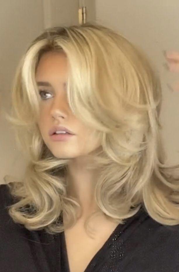 Feathered 90s blowout hair layers