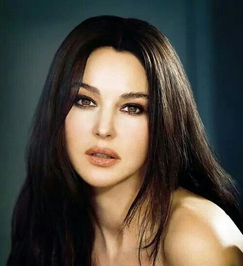 Glamorous evening Monica Bellucci smokey eyes