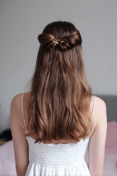 6. Minimalist Claw-Clip Half-Up Lift for hairstyles for school down hair ideas