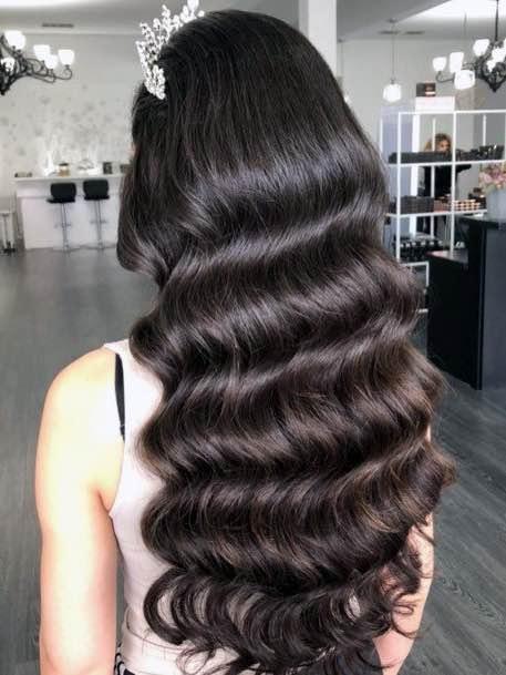 Voluminous shiny Hollywood waves