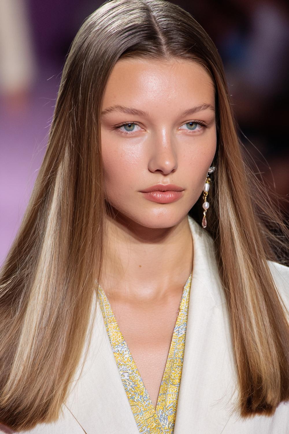 25. Trendy Hair Looks 2026: Sleek Middle-Part Straight Hair with Tucked Sides