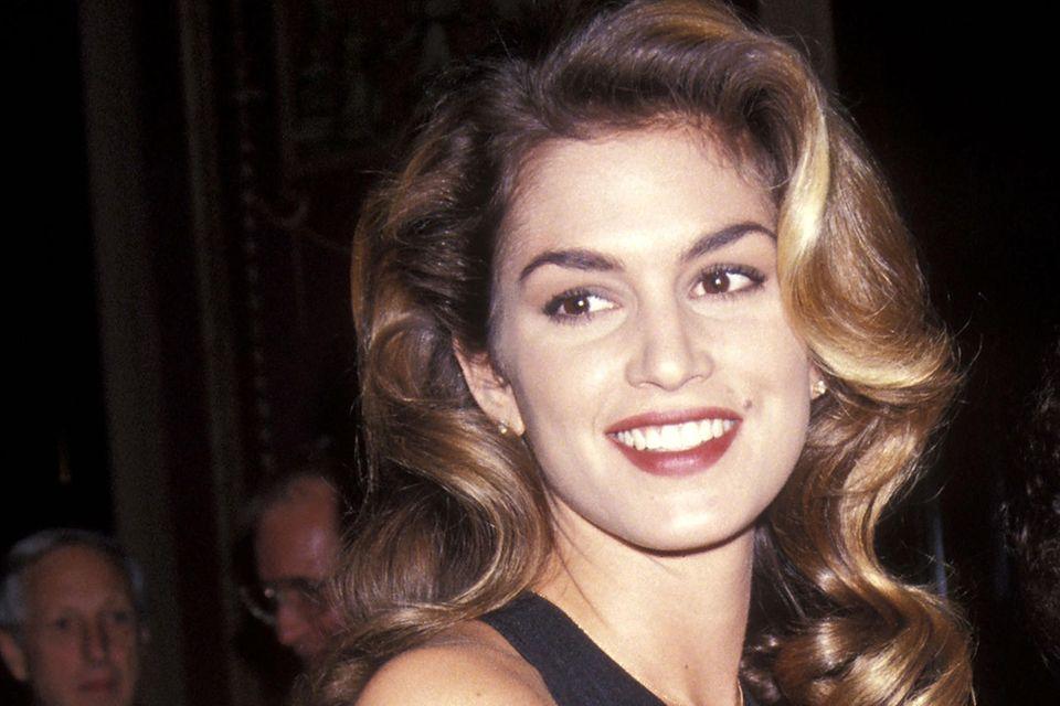 Voluminous curly 90s blowout hair
